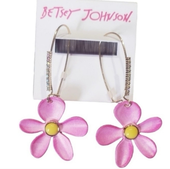 🔹️BETSEY JOHNSON 🔹️Daisy Flower Pink Petals & Yellow Centers Dangle Earrings - Picture 1 of 4